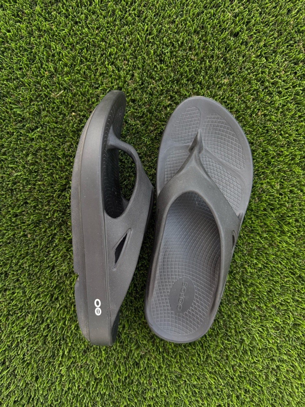 OOFOS Black Men's Recovery Flip Flops - Picture 3 of 5